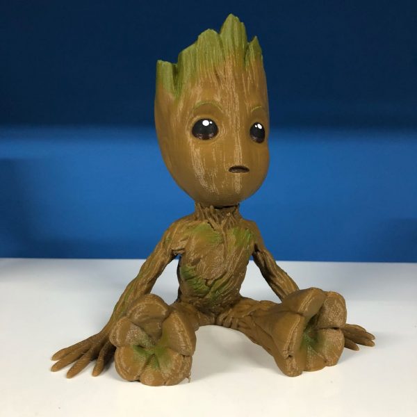 Baby groot sentado